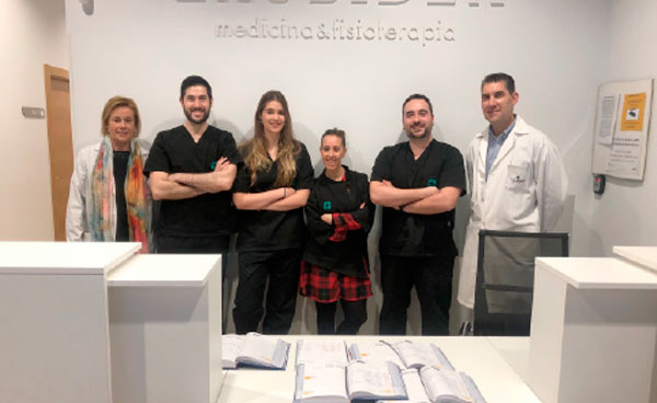 Foto grupal del equipo de médicos, fisioterapeutas y trabajadores del centro médico Lauidea