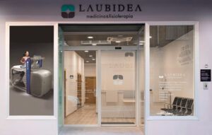 Fachada principal de la Clínica Laubidea en alle Arana 16 Bajo de Vitoria
