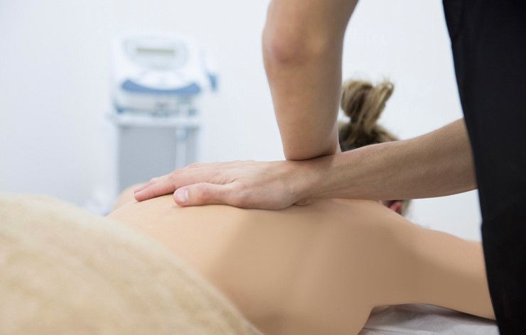 Fisioterapia manual en clínica Laubidea Sesión de fisioterapia manual a una mujer en clinica Laubidea